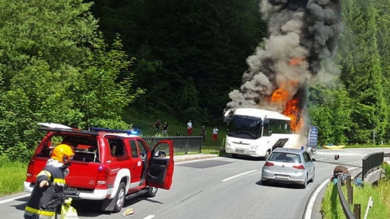 V Rakúsku horel autobus vezúci českých školákov, pomáhalo 60 hasičov