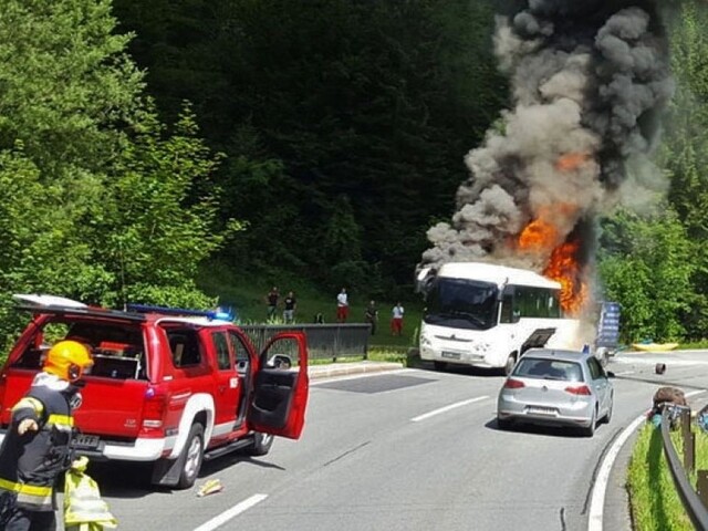 V Rakúsku horel autobus vezúci českých školákov, pomáhalo 60 hasičov