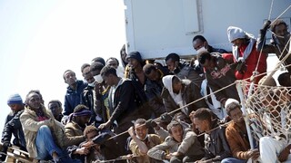 Z mora vytiahli loď, na ktorej zahynulo takmer 800 migrantov