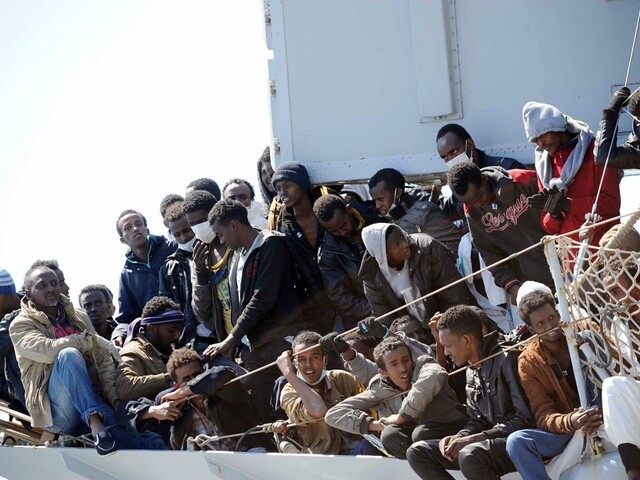 Z mora vytiahli loď, na ktorej zahynulo takmer 800 migrantov