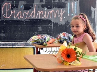 dievča trieda prázdniny tabuľa kvety vysvedčenie ilu 1140 px (TASR/Roman Hanc)