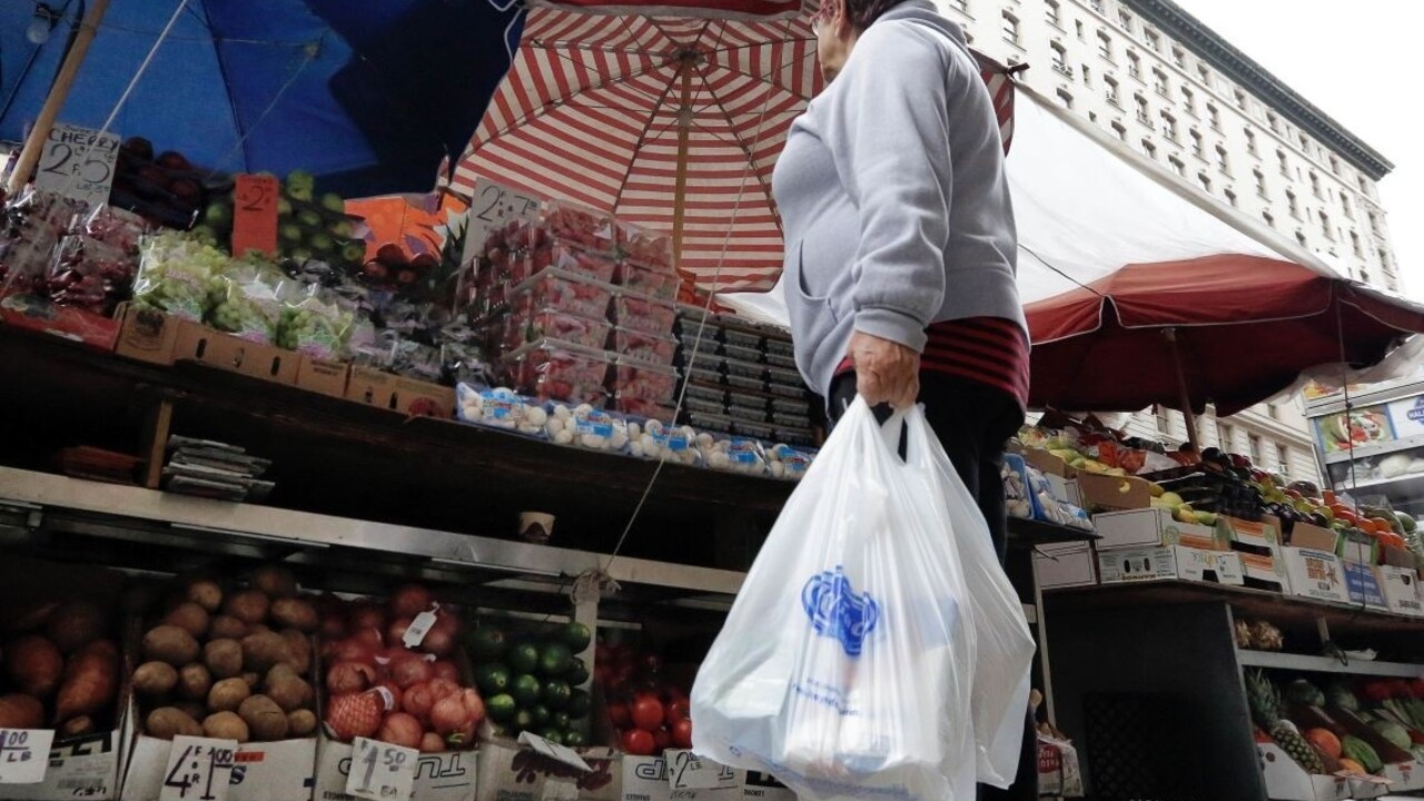 Vo Francúzsku zakázali plastové tašky, obmedzia aj premávku