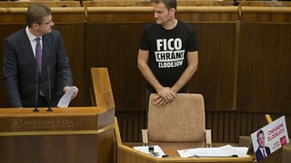 Dankovi aj Kollárovi prekáža Matovičove tričko. Hrozila vraj aj bitka