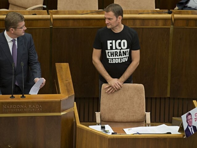 Dankovi aj Kollárovi prekáža Matovičove tričko. Hrozila vraj aj bitka