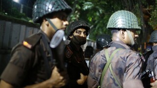 Ozbrojenci vtrhli do reštaurácie v Dháke a začali strieľať