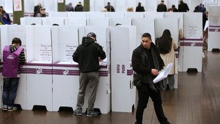 Austrália si volila nový parlament, predbežné výsledky sú tesné