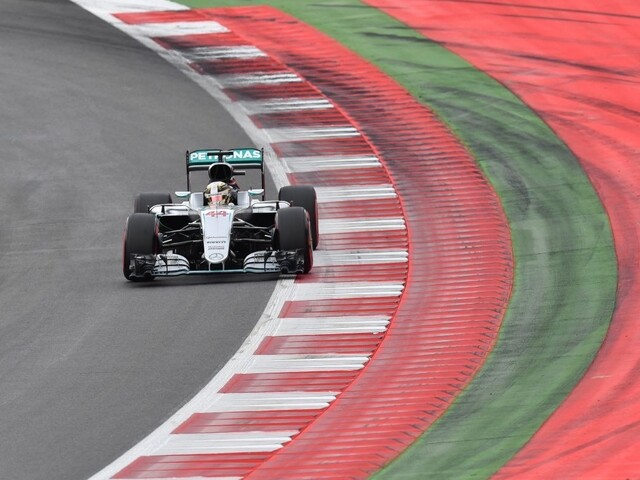 Hamilton víťazom kvalifikácie Veľkej ceny Rakúska