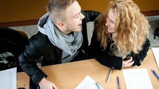 Z promócie rovno do práce: Duálne vzdelávanie má prvých absolventov