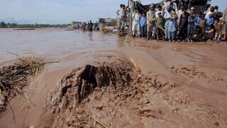 Povodne odniesli domy aj mešitu, Pakistan hlási desiatky mŕtvych