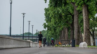 Otvorili vynovenú promenádu Dunaja. Pribudla zeleň aj stojany na bicykle