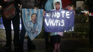 Stovky Argentínčanov v ďaždi vyšli do ulíc, chcú Messiho naspäť