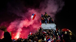 Futbalisti Čile oslavujú v Santiagu, prišli desaťtisíce fanúšikov