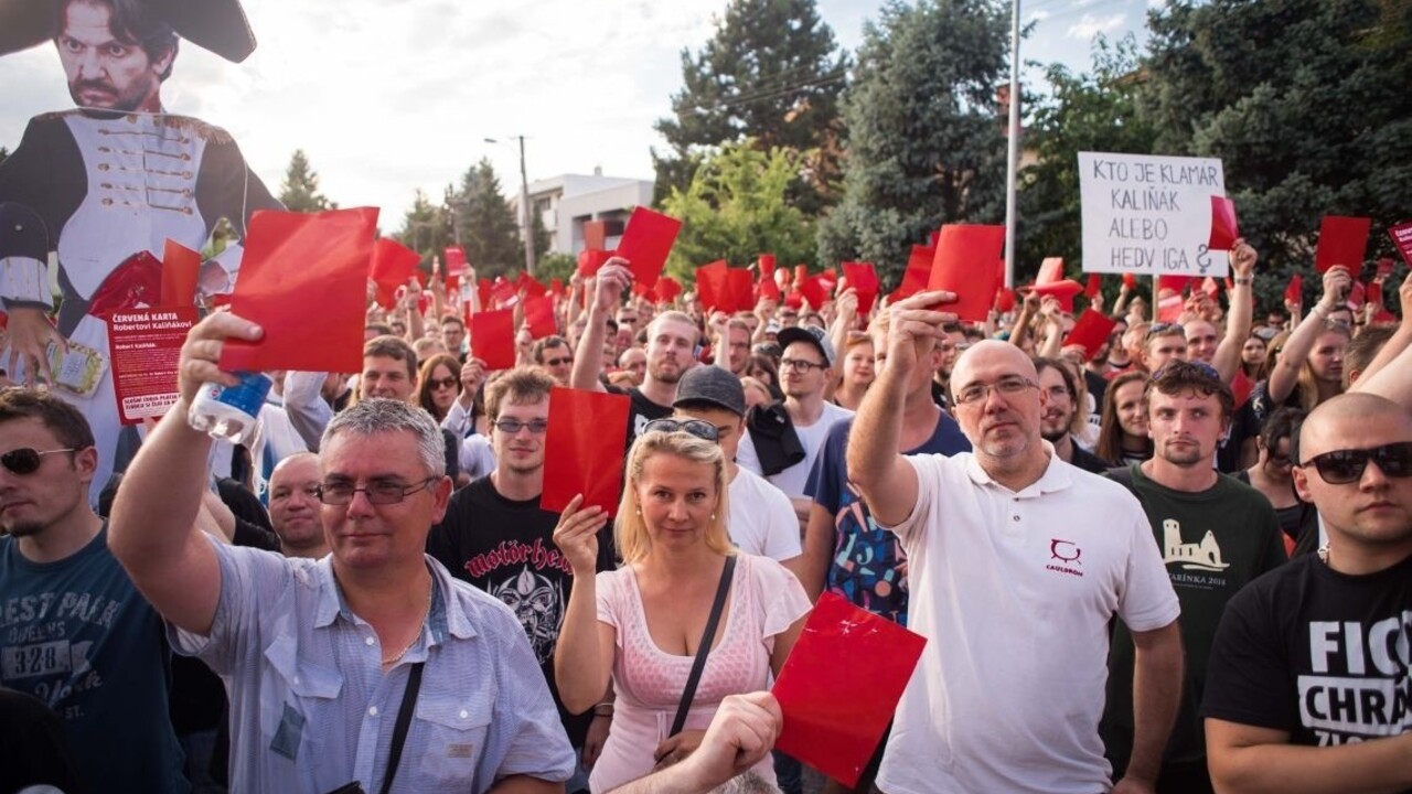 Tretí protest proti Kaliňákovi dekorovali tričká aj červené karty