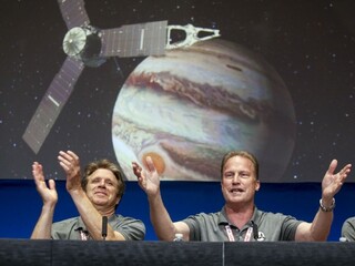 Juno zvládla riskantný manéver, dostala sa na obežnú dráhu Jupitera
