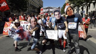 Kontroverzný zákonník práce nedokáže zastaviť ani francúzsky parlament
