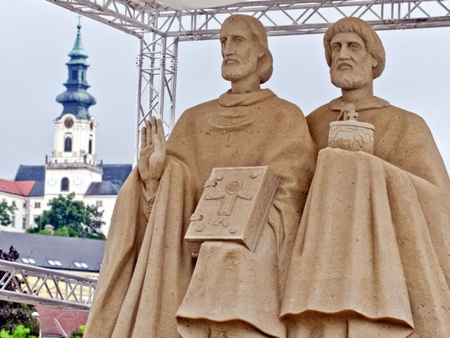 Piatok patrí spomienke na sv. Cyrila a Metoda. Takýto odkaz poslal Slovensku pápež František 