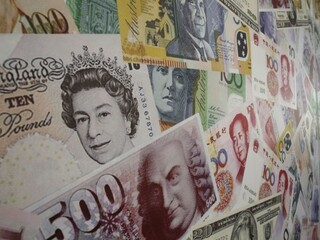 Libra klesla na nové 31-ročné minimum. Investori čelia neistote