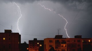 Búrky v Česku udrú väčšou silou. Hrozia krúpy, prívalové zrážky i nárazový vietor