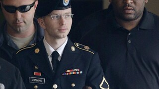 Väzneného Manninga museli hospitalizovať, zrejme sa pokúsil zabiť
