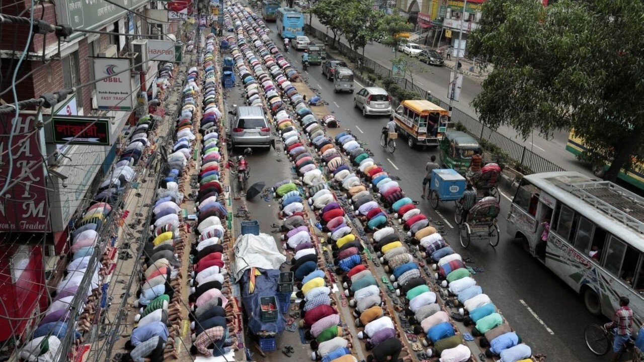 Pri dave modliacich sa ľudí v Bangladéši vybuchla bomba