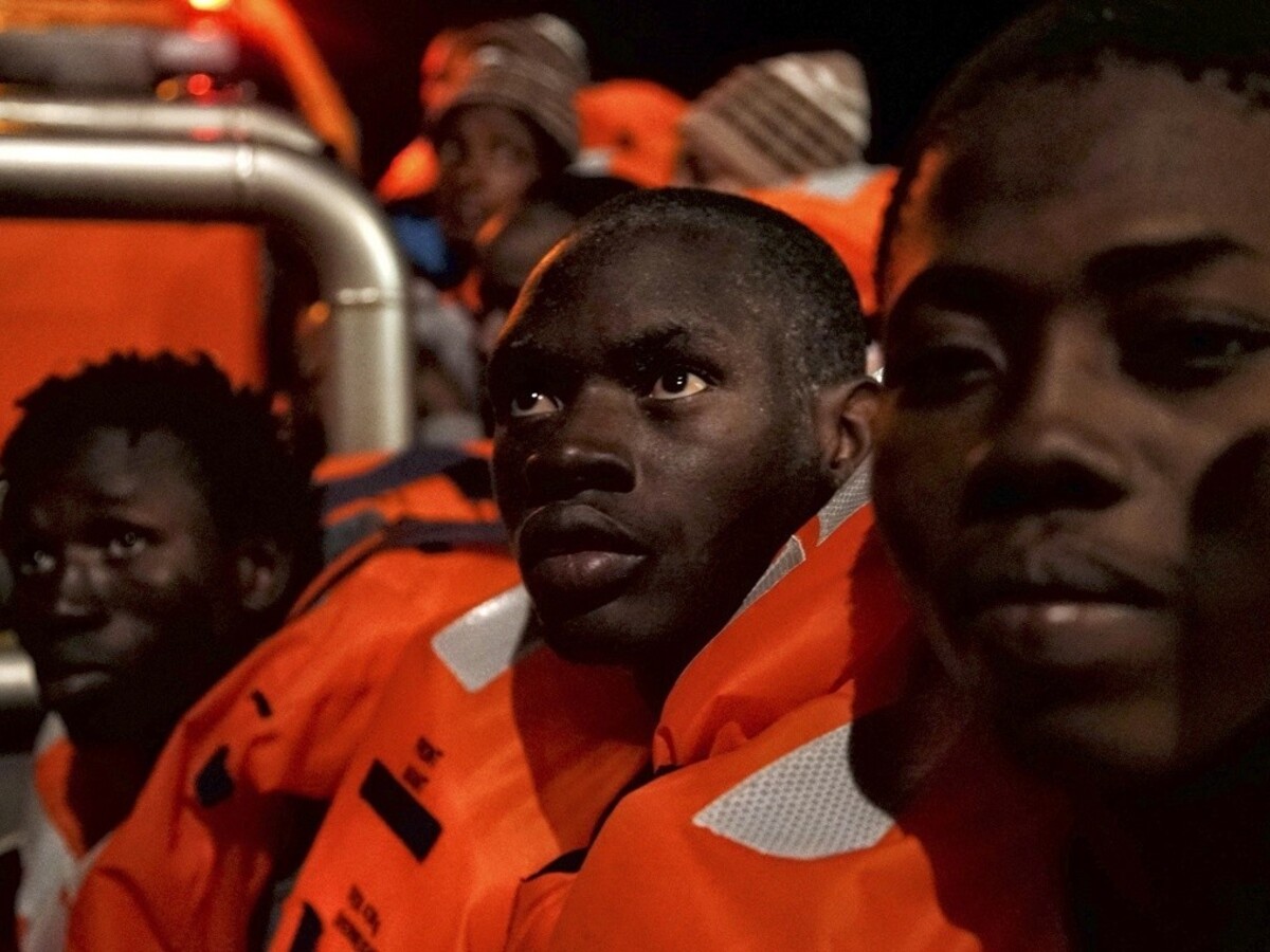 Ruka trčala z tašky. Mladý migrant sa snažil prepašovať do Švajčiarska