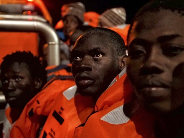 Ruka trčala z tašky. Mladý migrant sa snažil prepašovať do Švajčiarska