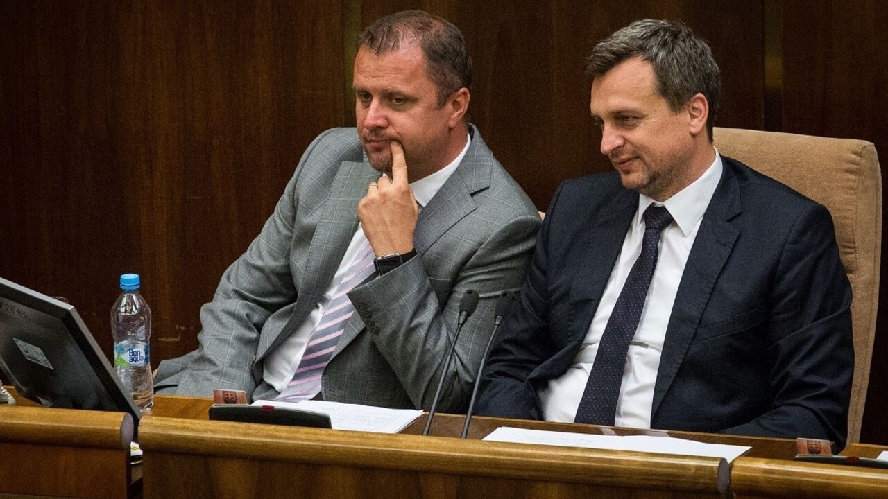 Opozícia otvára záhadu Dankovho podpisu, žiada grafologický rozbor