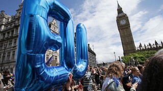 Petíciu podpísali milióny Britov. Zmierte sa s odchodom z EÚ, odkazuje vláda