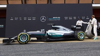 Kohúti Mercedesu odštartujú v Británii z popredia, prvý Hamilton