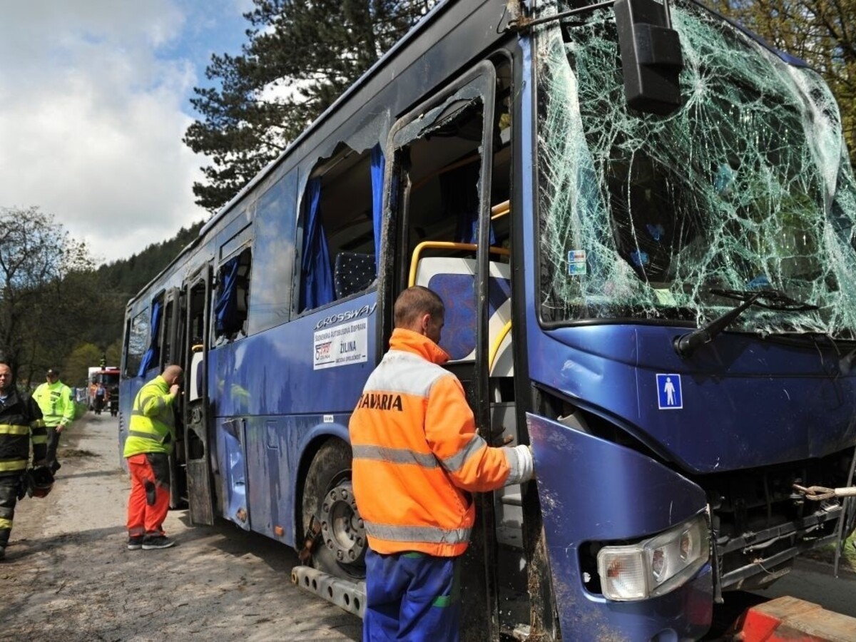 Neďaleko Zvolena havaroval autobus, nehoda si vyžiadala jeden život