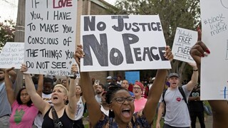 Po zastrelení dvoch černochov neutíchajú v USA protesty