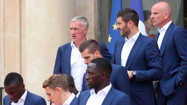 Francúzsky prezident pozval do paláca smutných domácich futbalistov