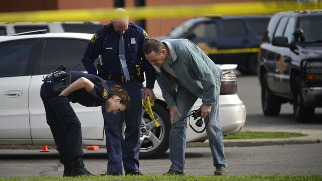 V USA strelec opäť zabíjal policajtov, útočil pred budovou súdu