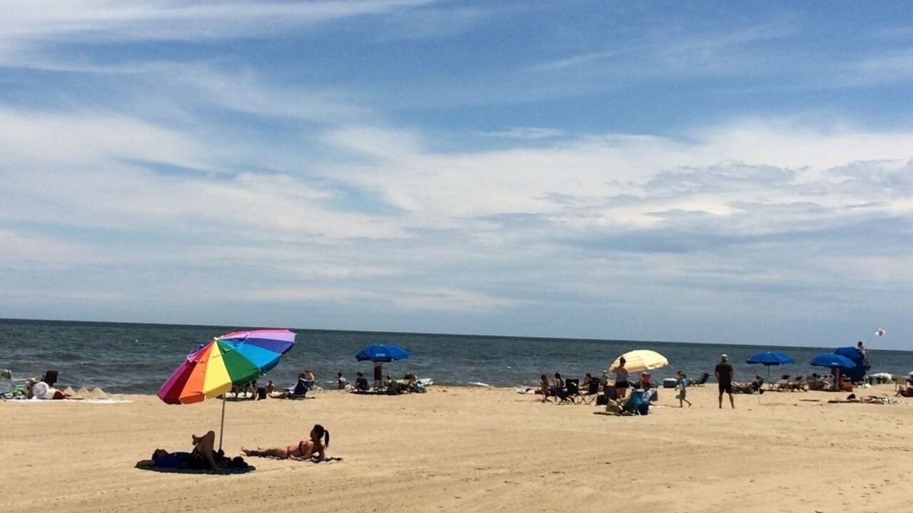 Gréckej úradníčke neunikne nik, za neplatičkou neváhala skočiť do mora