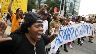 V USA pokračujú rasové protesty, v Dallase si pripomenuli zavraždených