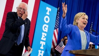 Clintonová sa cíti omnoho príjemnejšie, Sanders sa za ňu verejne postavil