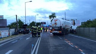 Dopravu v Bratislave zablokovala vážna nehoda so smrteľnými následkami