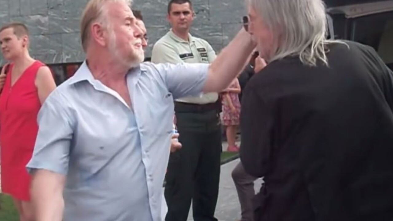Poslanec Osuský musí facku známemu provokatérovi vysvetľovať policajtom