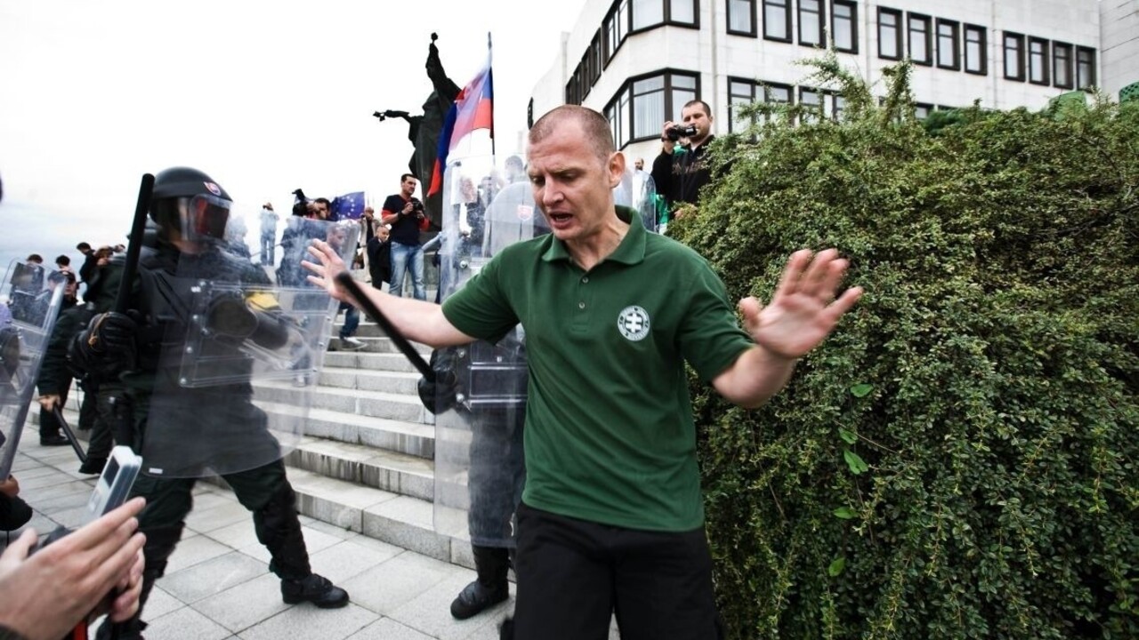 Extrémistovi Mišúnovi zrušili trest za spálenie európskej vlajky