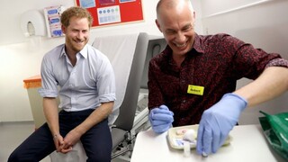 Princ Harry si dal urobiť HIV test. Priznal, že bol nervózny