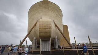 V USA postavili obrovskú Noemovu archu. Pojme ľudí aj dinosaury