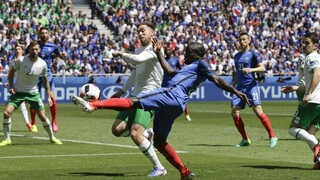 Kanté sa sťahuje do Chelsea, podpísal päťročný kontrakt