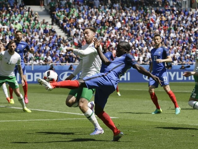 Kanté sa sťahuje do Chelsea, podpísal päťročný kontrakt