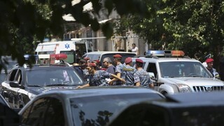 Ozbrojenci obsadili policajnú stanicu v Jerevane, žiadajú odstúpenie prezidenta