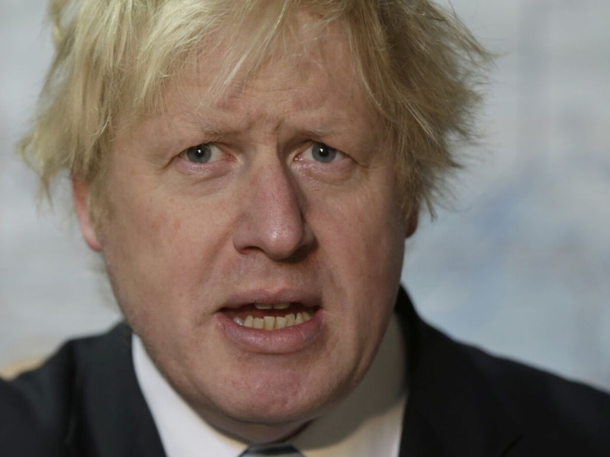 Lietadlo s britským ministrom Johnsonom muselo núdzovo pristáť