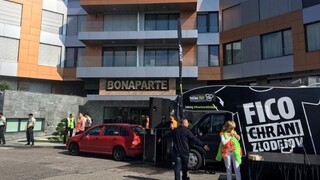 Opozícia na kauzu Bašternák nezabudla, opäť vyšla do ulíc