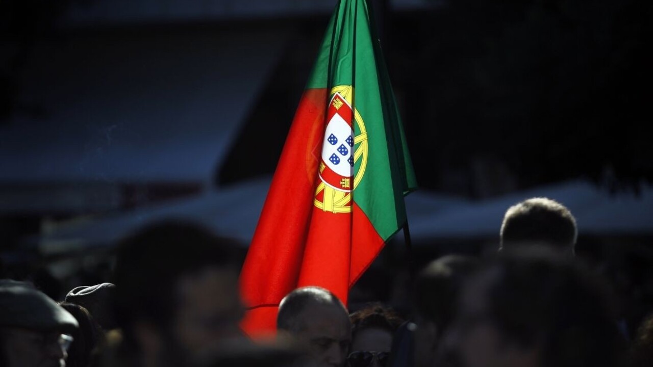 Portugalsko vlajka ľudia dav ilu 1140 px (SITA/AP)
