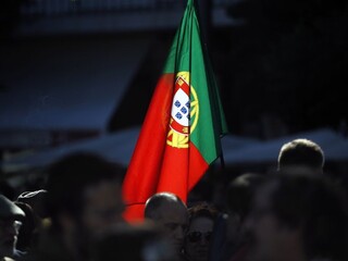 Portugalsko vlajka ľudia dav ilu 1140 px (SITA/AP)