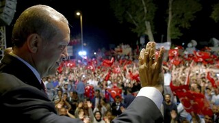 ONLINE: Počas puču som len tesne unikol smrti, tvrdí Erdogan
