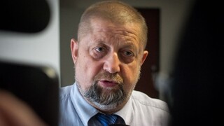 Harabina vyzývajú, aby vrátil obrovské odmeny. Mal si ich sám vyplatiť